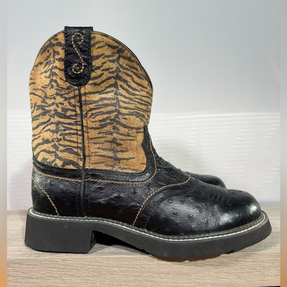 Justin Boots Black and Tan Heeled Boots - Picture 4 of 16